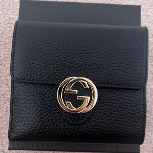 Black and sliver woman’s wallet